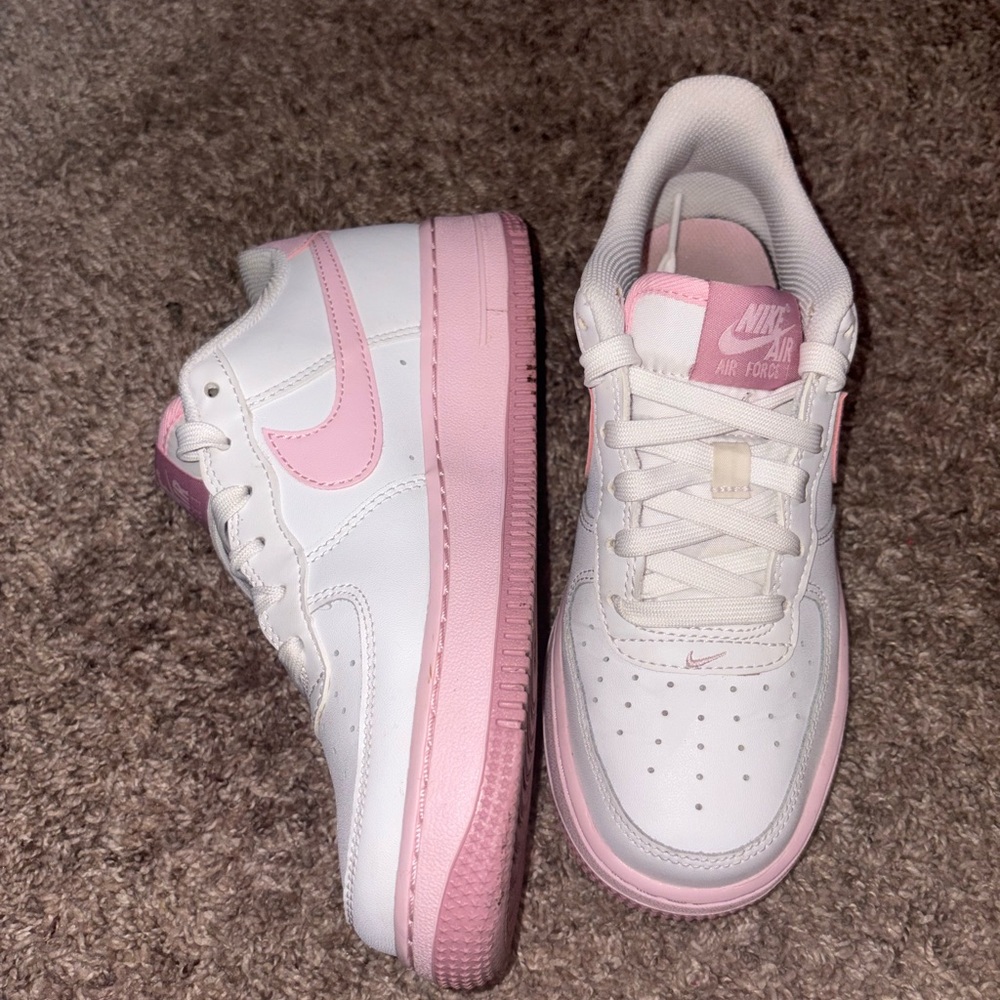 4Y Nike Kids' White and Pink Sneakers